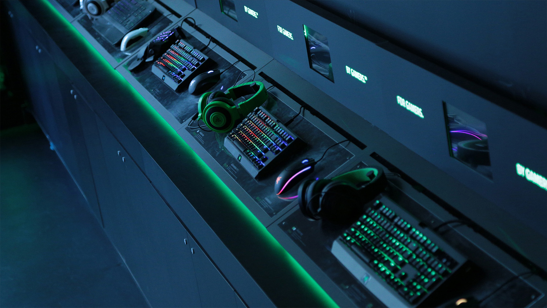 truebeck-work-razerstore-at-westfield-san-francisco-center-HERO